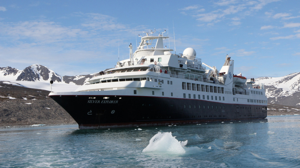 Ein Kreuzfahrtschiff fährt am Monacobreen-Gletscher in Svalbard, Hohe Arktis, entlang. Die neue Zugänglichkeit der Arktis und damit verbundene Nutzungsmöglichkeiten wie Schifffahrt und Tourismus bringen neue Gefahren mit sich.